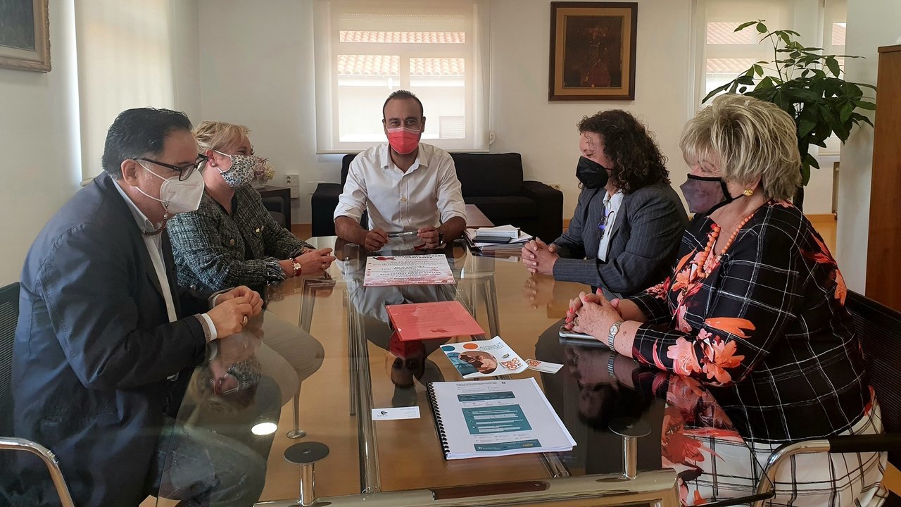 El alcalde de Torrelavega recibe a representantes de Corazón Sin Fronteras