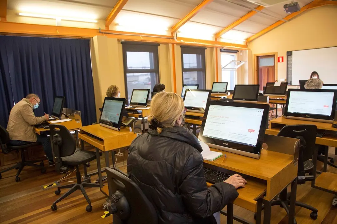 Archivo - Curso sobre el uso de tel&eacute;fonos m&oacute;viles y tablets del Centro Municipal de Formaci&oacute;n