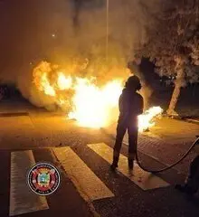 Bomberos de Santander sofocan de noche un incendio que afect&oacute; a cuatro contenedores
