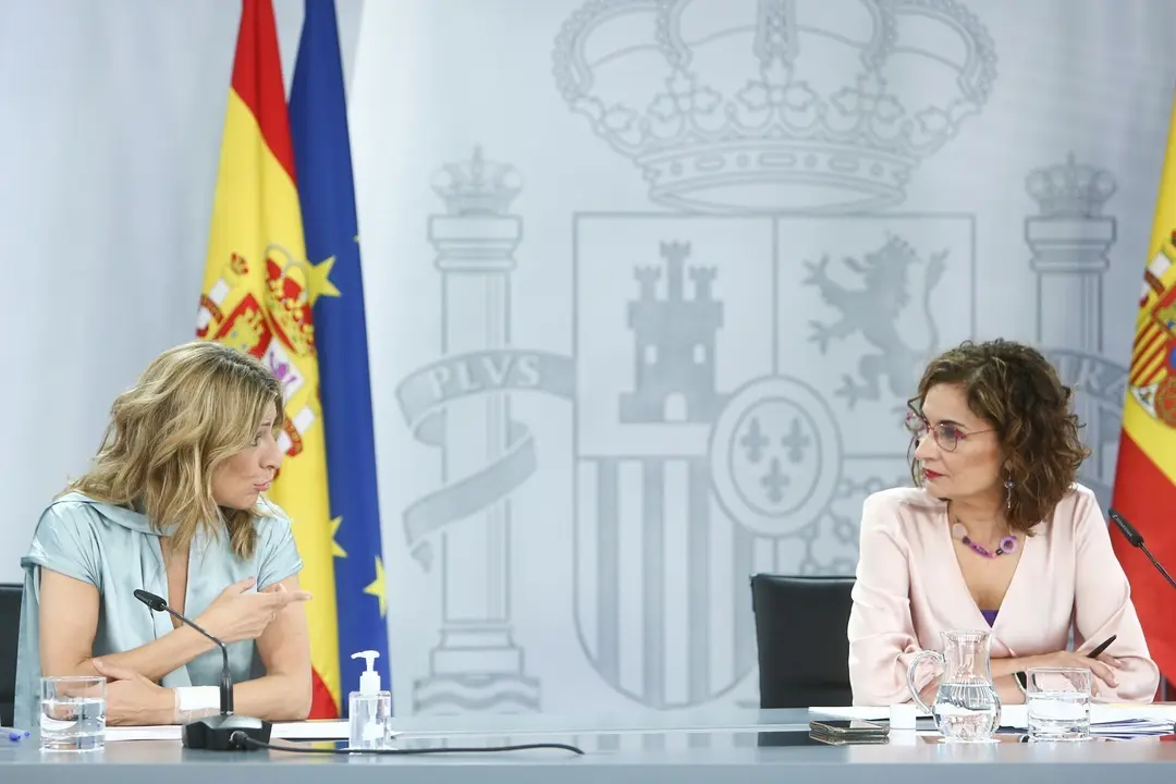 Archivo - La vicepresidenta tercera del Gobierno y ministra de Trabajo y Econom&iacute;a Social, Yolanda D&iacute;az (i) y la ministra de Hacienda y Funci&oacute;n P&uacute;blica, Mar&iacute;a Jes&uacute;s Montero (d).