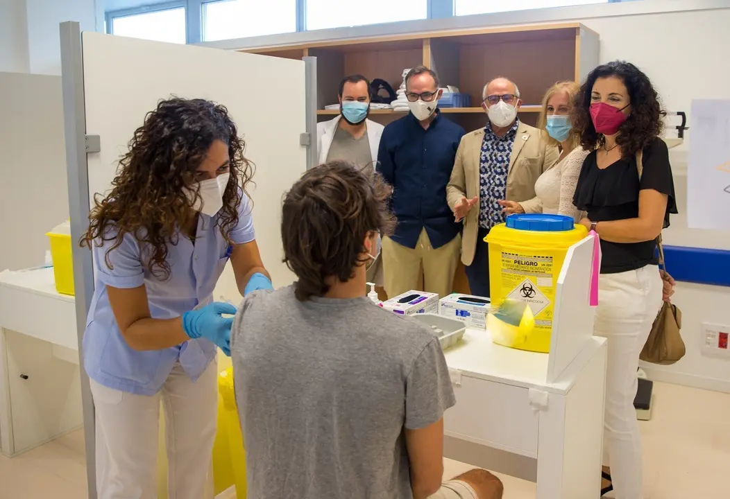 El consejero de Sanidad, en la vacunaci&oacute;n sin cita en el Hospital Tres Mares de Reinosa