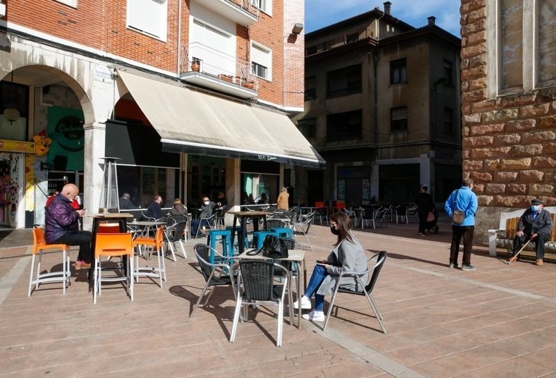 Terraza de un bar-restaurante de Torrelavega