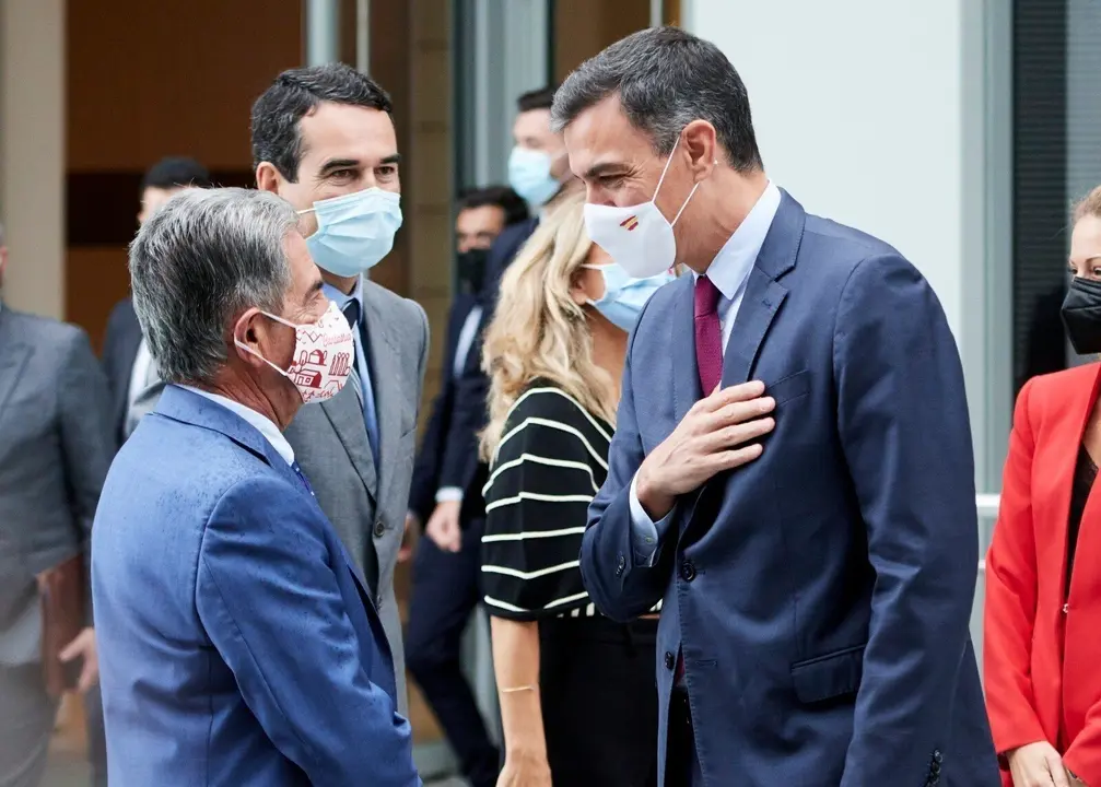 El presidente de Cantabria, Miguel &Aacute;ngel Revilla, junto al presidente del Ejecutivo central, Pedro S&aacute;nchez.