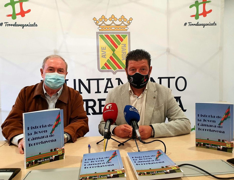 El concejal de Dinamización de Torrelavega, Jesús Sánchez, presenta en rueda de prensa el libro 'Historia de la Joven Cámara de Torrelavega' junto a su autor, Pedro Arce.