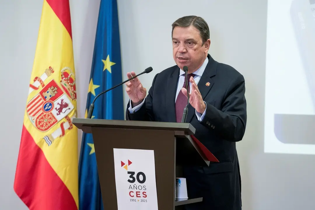 El ministro de  Agricultura, Pesca y Alimentaci&oacute;n, Luis Planas, interviene en la jornada de presentaci&oacute;n del informe 'Un medio rural vivo y sostenible' del Centro Econ&oacute;mico y Social (CES),  