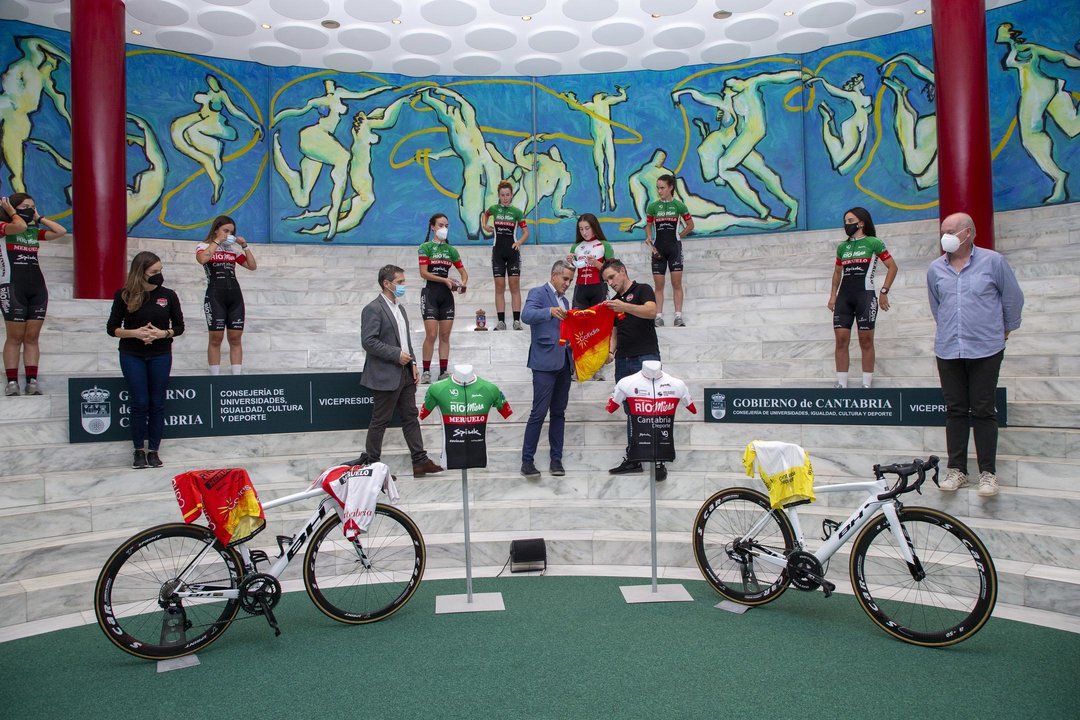 El vicepresidente y consejero de Universidades, Igualdad, Cultura y Deporte, Pablo Zuloaga, recibe al equipo ciclista femenino de Meruelo
NR
8 OCT 21