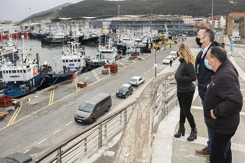 9:30 horas. Lonja de Santo&ntilde;a. El consejero de Desarrollo Rural, Ganader&iacute;a, Pesca, Alimentaci&oacute;n y Medio Ambiente, Guillermo Blanco, visita el puerto de Santo&ntilde;a. 
06 DE ABRIL DE 2021
FOTOGRAF&Iacute;A: SILVIA BOUZO