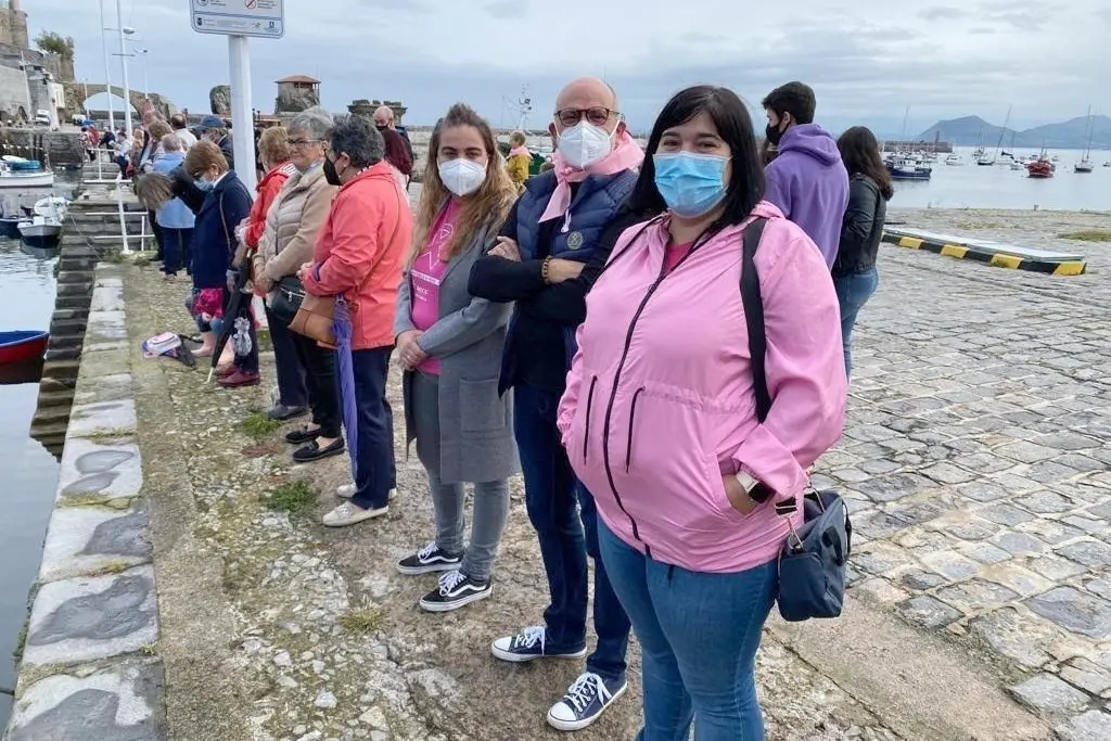 13:00 horas. Plaza del Ayuntamiento-d&aacute;rsena del puerto (Castro Urdiales)
El consejero de Sanidad, Miguel Rodr&iacute;guez, participa en el Abrazo Solidario contra el c&aacute;ncer de mama.17 OCTUBRE 2021 &copy;&nbsp;Miguel De la Parra