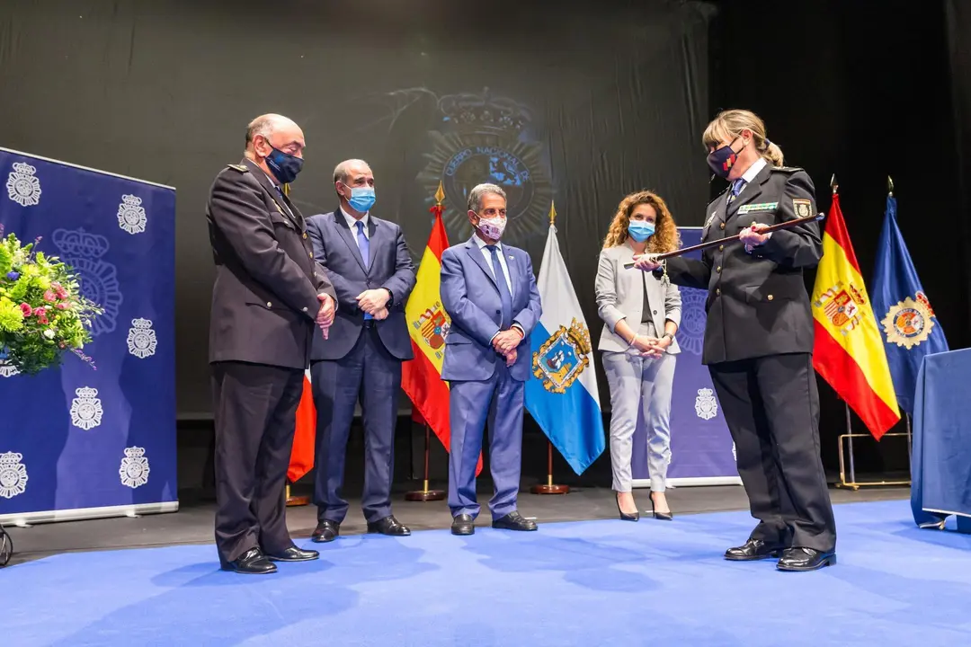 13:00 horas. Sal&oacute;n de actos del Paraninfo de la UIMP (Avda. de los Castros, 42). Santander. El presidente de Cantabria, Miguel &Aacute;ngel Revilla; el consejero de Universidades, Igualdad, Cultura y Deporte, Pablo Zuloaga, y varios consejeros, asisten a la toma de posesi&oacute;n de Carmen Mart&iacute;nez Ruiz como jefa superior de Polic&iacute;a de Cantabria. &copy; Ra&uacute;l Lucio 18 de octubre de 2021