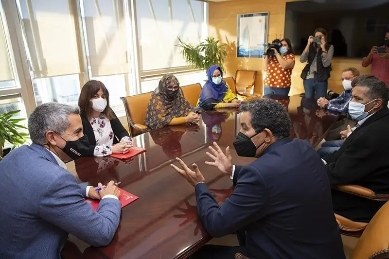 El vicepresidente y consejero de Universidades, Igualdad, Cultura y Deporte, Pablo Zuloaga, recibe a una delegaci&oacute;n saharaui encabezada por la ministra de Cooperaci&oacute;n, Fatma Mehdi.
NR
19 OCT 21