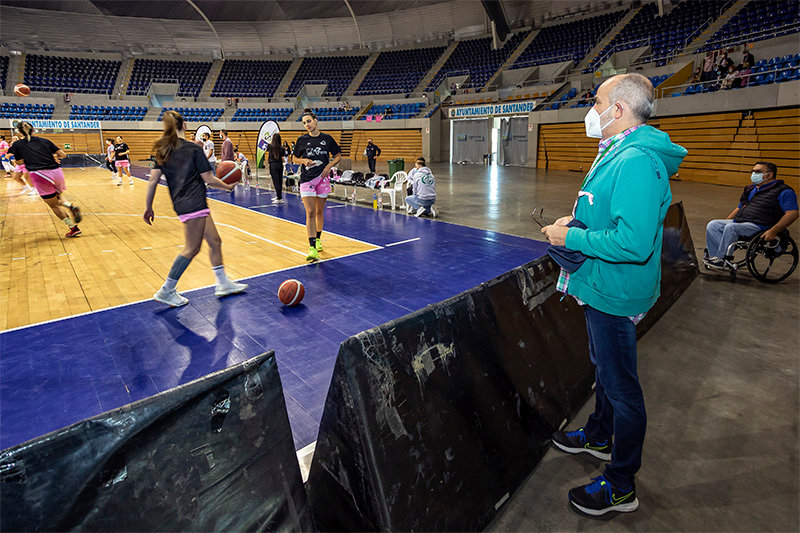 El consejero de Sanidad, Miguel Rodríguez, asiste al partido de baloncesto solidario del Club Deportivo Elemental Basketball Hopes en beneficio de AMUCCAN (Asociación de Mujeres con Cáncer de Mama de Cantabria).