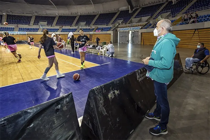 El consejero de Sanidad, Miguel Rodr&iacute;guez, asiste al partido de baloncesto solidario del Club Deportivo Elemental Basketball Hopes en beneficio de AMUCCAN (Asociaci&oacute;n de Mujeres con C&aacute;ncer de Mama de Cantabria).