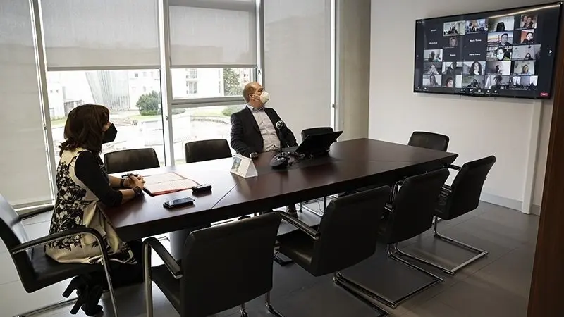 La consejera de Empleo y Pol&iacute;ticas Sociales, Ana Bel&eacute;n &Aacute;lvarez, acompa&ntilde;ada del director del Servicio C&aacute;ntabro de Empleo, Jos&eacute; Manuel Callejo, inaugura por videoconferencia la VIII edici&oacute;n de las Lanzaderas de Empleo y Emprendimiento Solidario de Cantabria. (C) GONZALO ROGINA