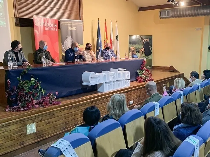 L&oacute;pez Marcano presentaci&oacute;n Camino Lebaniego Medieval a caballo