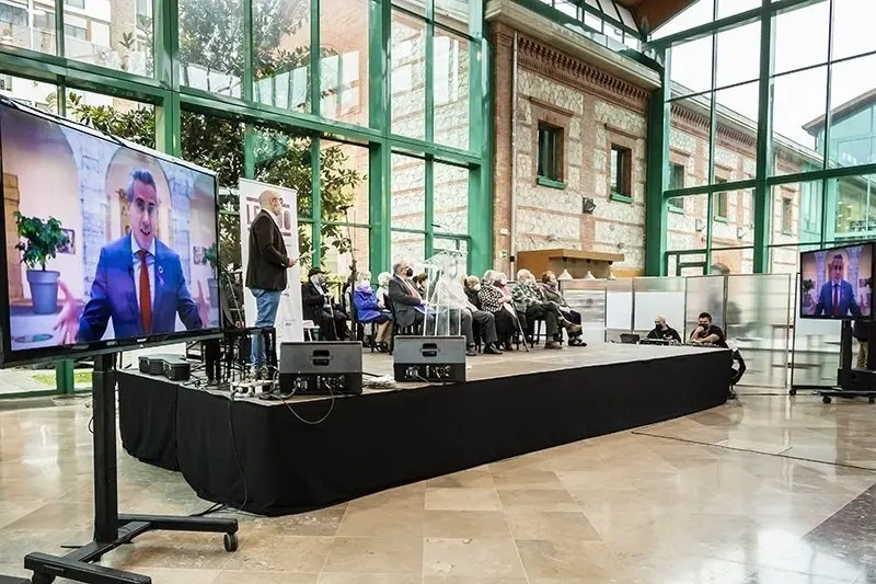 12:00 horas. Biblioteca Central de Cantabria

Las directoras generales de Acci&oacute;n Cultural, Gema Agudo, y de Patrimonio Cultural y Memoria Hist&oacute;rica, Zoraida Hijosa, participan en el acto de reconocimiento de las personas mayores que han intervenido este a&ntilde;o en el proyecto Legado Cantabria.
16 de noviembre de 2021
Fotograf&iacute;a: Silvia Bouzo