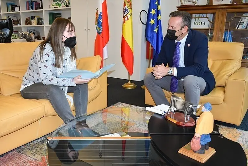 10:00 horas. Sala de reuniones de la Consejer&iacute;a de Desarrollo Rural, Ganader&iacute;a, Pesca, Alimentaci&oacute;n y Medio Ambiente (tercera planta)

El consejero de Desarrollo Rural, Ganader&iacute;a, Pesca, Alimentaci&oacute;n y Medio Ambiente, Guillermo Blanco, recibe a la alcaldesa de Bareyo, &Aacute;ngela Ruiz. 
23 de diciembre de 2021