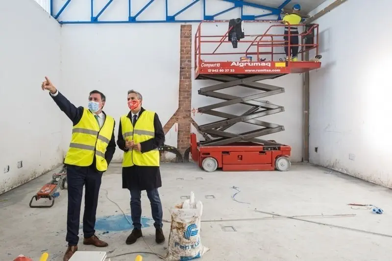 12:00 horas. Puerto de Santander (Delegaci&oacute;n especial zona franca). El vicepresidente y consejero de Universidades, Igualdad, Cultura y Deporte, Pablo Zuloaga, junto con el delegado especial del Estado en el Consorcio de la Zona Franca de Santander, Francisco Fern&aacute;ndez Ma&ntilde;anes, visita las obras para la creaci&oacute;n de espacio de almacenamiento de obras de arte y producciones art&iacute;sticas, y para el desarrollo de proyectos de emprendimiento para j&oacute;venes. 30 de noviembre de 2021 &copy; Ra&uacute;l Lucio