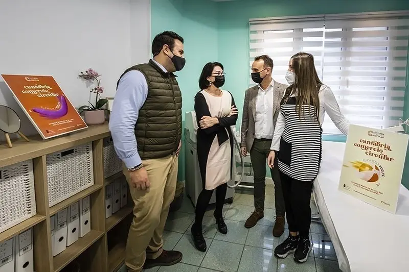 12:00 horas. Centro de Belleza Maite (C/ Isabel II, 20, Santander)

La directora general de Comercio, Eva Bartolom&eacute;, acompa&ntilde;ada del presidente de C&aacute;mara Cantabria, Modesto Pi&ntilde;eiro, pone en marcha los bonos de la campa&ntilde;a Comercio Circular.
30 de noviembre de 2021
Fotograf&iacute;a: Silvia Bouzo