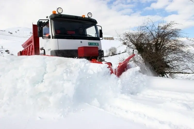 El consejero de Obras P&uacute;blicas y Vivienda, Jos&eacute; Mar&iacute;a Maz&oacute;n,  inspecciona las labores de apertura del puerto de La Sia en Soba cerrado por la nieve.
Nacho Romero &copy;
23 feb 05
