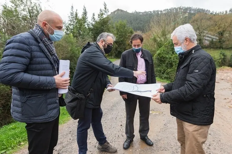 13:30 horas. Ayuntamiento de Puente Viesgo. El consejero de Obras P&uacute;blicas, Ordenaci&oacute;n del Territorio y Urbanismo, Jos&eacute; Luis Gochicoa, realiza una visita institucional al municipio de Puente Viesgo. 10 de diciembre de 2021 &copy; Ra&uacute;l Lucio