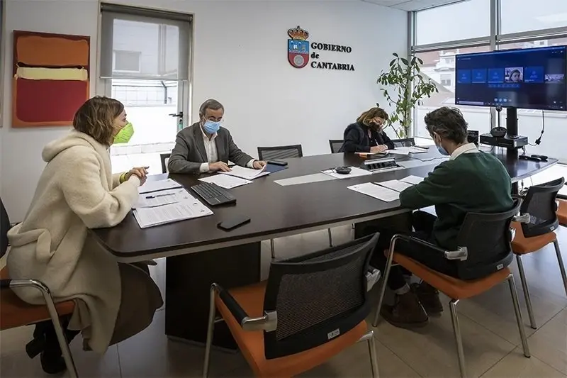 13:00 horas. Despacho de la consejera
La consejera de Presidencia, Interior, Justicia y Acci&oacute;n Exterior, Paula Fern&aacute;ndez Via&ntilde;a, asiste a la reuni&oacute;n del Consejo Rector del CEARC.
15 de diciembre de 2021 
Fotograf&iacute;a: Silvia Bouzo