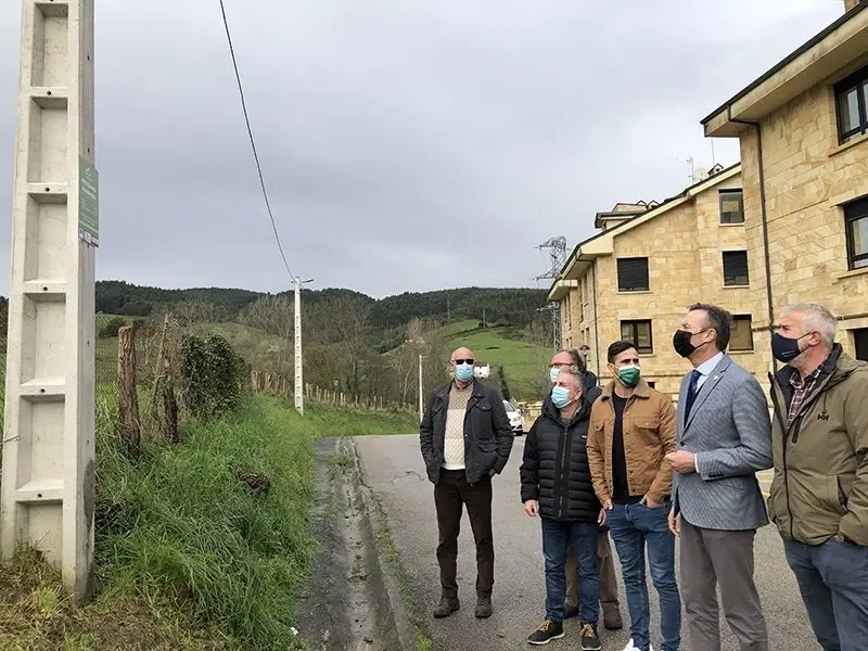 El consejero de Desarrollo Rural, Ganader&iacute;a, Pesca, Alimentaci&oacute;n y Medio Ambiente, Guillermo Blanco, visita las actuaciones de mejora de eficiencia energ&eacute;tica que su departamento ha realizado en Hazas de Cesto con fondos LEADER gestionados a trav&eacute;s del Grupo de Acci&oacute;n Local As&oacute;n-Ag&uuml;era-Trasmiera.
