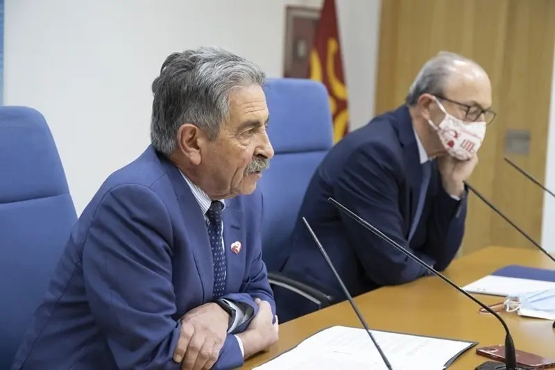 9:45 horas. Sala de Prensa del Gobierno de Cantabria
El presidente de Cantabria, Miguel &Aacute;ngel Revilla, y el consejero de Industria, Turismo, Innovaci&oacute;n, Transporte y Comercio, Javier L&oacute;pez Marcano, informan, en rueda de prensa, de la reuni&oacute;n con la vicepresidenta primera y ministra de Asuntos Econ&oacute;micos y Transformaci&oacute;n Digital, Nadia Calvi&ntilde;o. 

