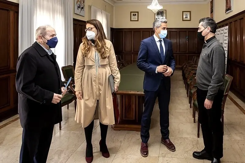 12:30 horas. Obispado de Santander
El vicepresidente y consejero de Universidades, Igualdad, Cultura y Deporte, Pablo Zuloaga, participa en la comisi&oacute;n mixta Gobierno de Cantabria-Obispado para el patrimonio hist&oacute;rico de la Iglesia Cat&oacute;lica.
22 de marzo de 2022
Fotograf&iacute;a: Silvia Bouzo