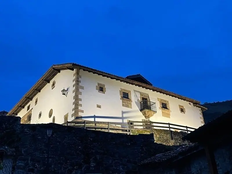 Casona de Tudanca. Cultura ha instalado sistema de iluminaci&oacute;n