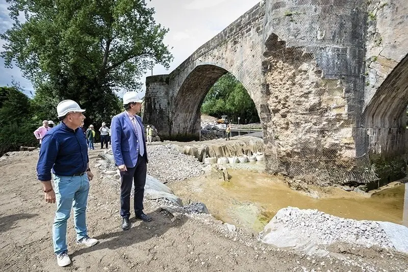 11:00 horas. Puente Viejo (Puente Arce, Pi&eacute;lagos)
El consejero de Obras P&uacute;blicas, Ordenaci&oacute;n del Territorio y Urbanismo, Jos&eacute; Luis Gochicoa, visita las obras que se est&aacute;n acometiendo en la infraestructura. 
18 de mayo de 2022
Fotograf&iacute;a: Silvia Bouzo