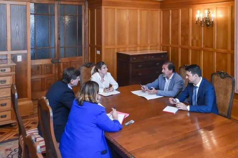10:30 horas.  Palacio de La Magdalena en Santander 
La consejera de Empleo y Pol&iacute;ticas Sociales, Eugenia G&oacute;mez de Diego, acompa&ntilde;ada por el director general de Trabajo, Gustavo Garc&iacute;a, se re&uacute;ne con el director de Trabajo y Seguridad Social del Gobierno Vasco, Angel Lapuente, y con el director general de Empleo y Formaci&oacute;n del Gobierno Asturiano, Pedro Fern&aacute;ndez-Raigoso, en el marco del II Simposio de Higiene 
Fotograf&iacute;a:Carlos Segundo