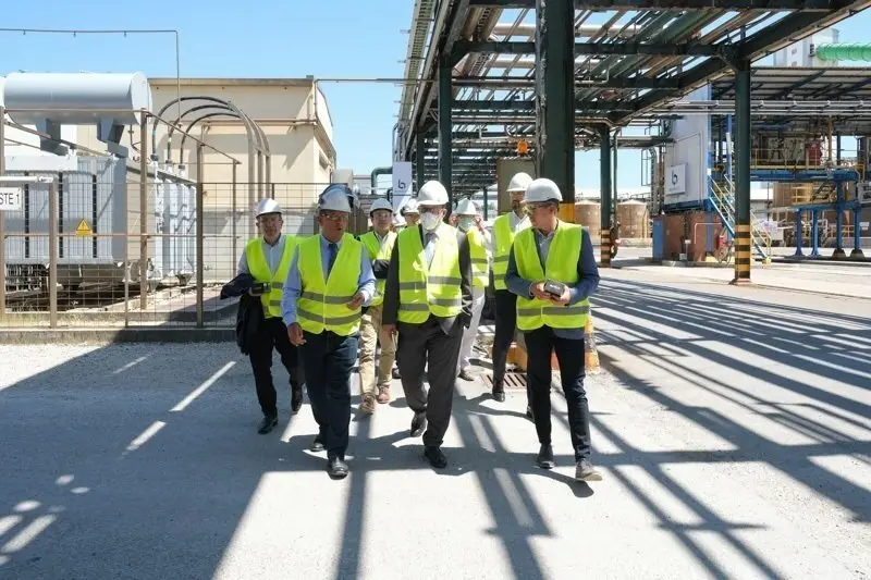 12:00 horas. Oficinas generales de Solvay. Barreda, Torrelavega. El vicepresidente y consejero de Universidades, Igualdad, Cultura y Deporte, Pablo Zuloaga, acompa&ntilde;a al secretario general de Industria y de la Peque&ntilde;a y Mediana Empresa del Ministerio de Industria, Turismo y Comercio, Ra&uacute;l Blanco, en la visita a la Empresa Bondalti. 12 de julio de 2022 &copy; Ra&uacute;l Lucio