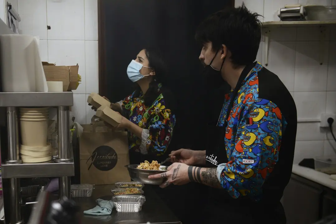 NOCHE FIN DE A&Ntilde;O 2021-2022:  Restaurante Arroutada, en el barrio de O Couto, de Ourense. Abri&oacute; al comienzo de la pandemia con la &uacute;nica oferta de comida para llevar a casa (no funciona como bar ni como restaurante con clientes en el locala). Para fin de a&ntilde;o atendi&oacute; pedidos hasta las 22, 30 horas con un men&uacute; que combin&oacute; platos tradionales, veganos, sin gluten y postres variados. Finalmente elabor&oacute; y entreg&oacute; en barra y a domicilio unos 170 platos listos para las cenas familiares de fin del a&ntilde;o 2021. Los chefs David (derecha) y Arian (especializada en platos veganos) junto con Nadia (izquierda) y Antonio, en la cocina.Ourense 31/12/2021