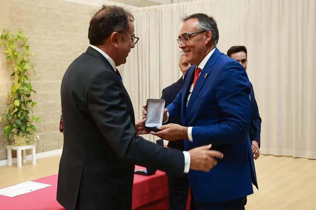 12:30 horas. Centro Penitenciario de C&oacute;rdoba
El consejero de Sanidad, Ra&uacute;l Pesquera, recibe la Medalla de Plata al M&eacute;rito Social Penitenciario, otorgada por el Ministerio del Interior a la Consejer&iacute;a de Sanidad.
23 de septiembre de 2022
Fotograf&iacute;a: Oficina de comunicaci&oacute;n