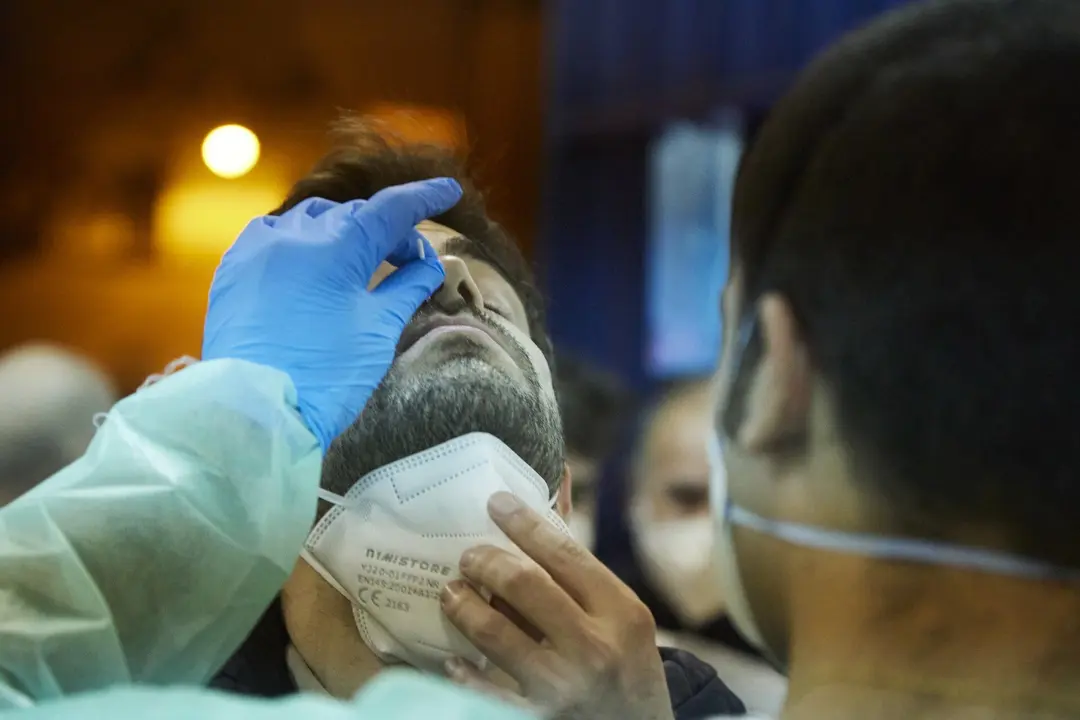 Un costalero es sometido a un test de ant&iacute;genos durante el primer ensayo de costaleros de la Hermandad del Baratillo, con medidas covid-19, preparatorio a la Semana Santa de 2022, a 2 de febrero de 2022 en Sevilla (Andaluc&iacute;a, Espa&ntilde;a)

