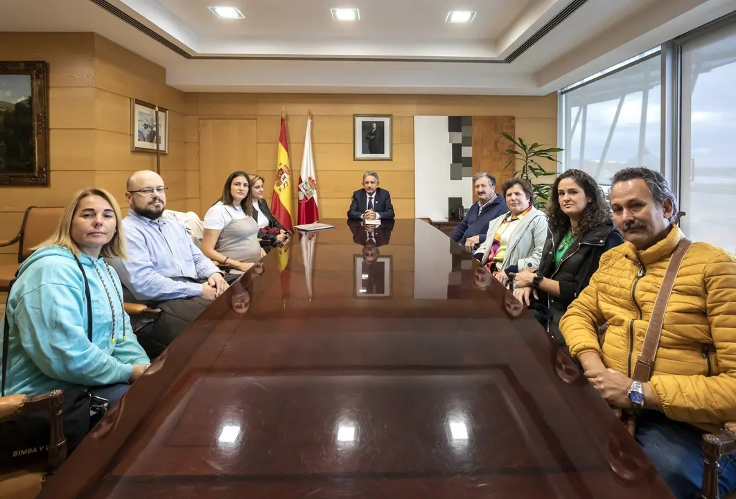 10:15. Revilla se re&uacute;ne con afectados por estafas bancarias.
30 de septiembre de 2022
Fotograf&iacute;a: Silvia Bouzo