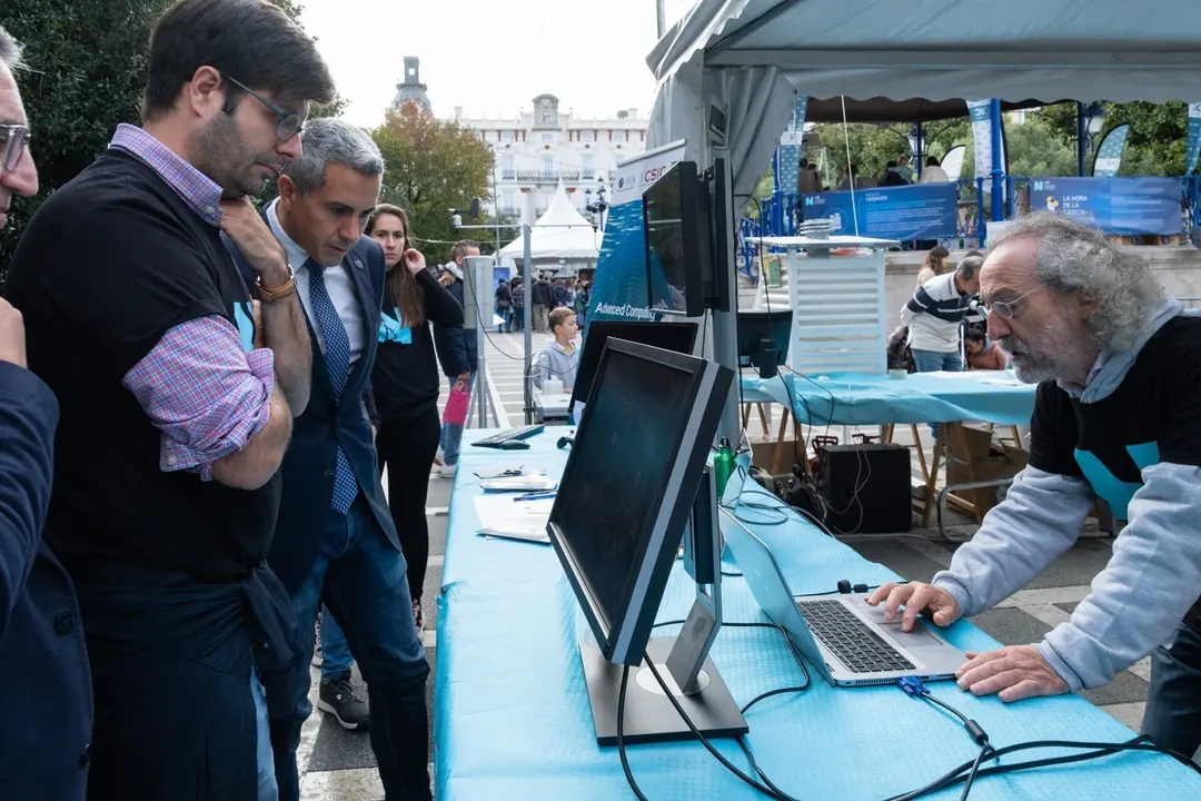 17:30 horas. Plaza de Pombo, Santander. El vicepresidente y consejero de Universidades, Igualdad, Cultura y Deporte, Pablo Zuloaga,  participa en la Noche Europea de los Investigadores. 30 de septiembre de 2022 &copy; Ra&uacute;l Lucio