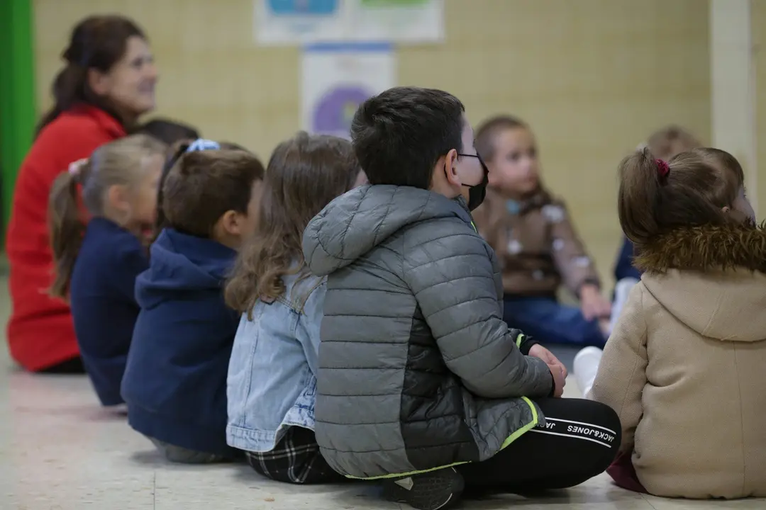 Triacastela, Lugo. Comienzo de las clases en educaci&oacute;n primaria en toda Espa&ntilde;a. En Triacastela, los alumnos y alumnas del CEIP Eduardo Cela Vila acuden el primer d&iacute;a a las aulas. Triacastela mantiene dos aulas abiertas en el colegio, una que agrupa a los alumnos de infantil y otra que agrupa a los de primaria, hasta sumar en total 19 alumnos que mantienen la matr&iacute;cula del pasado curso.