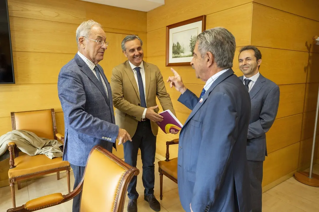 13:15 horas. Gobierno de Cantabria
El presidente de Cantabria, Miguel &Aacute;ngel Revilla, se re&uacute;ne con representantes de la Asociaci&oacute;n Nacional de Productores de Energ&iacute;a Fotovoltaica (ANPIER), encabezados por su presidente, Miguel &Aacute;ngel Mart&iacute;nez-Aroca. 
06 NOVIEMBRE 2022 &copy; Miguel De la Parra