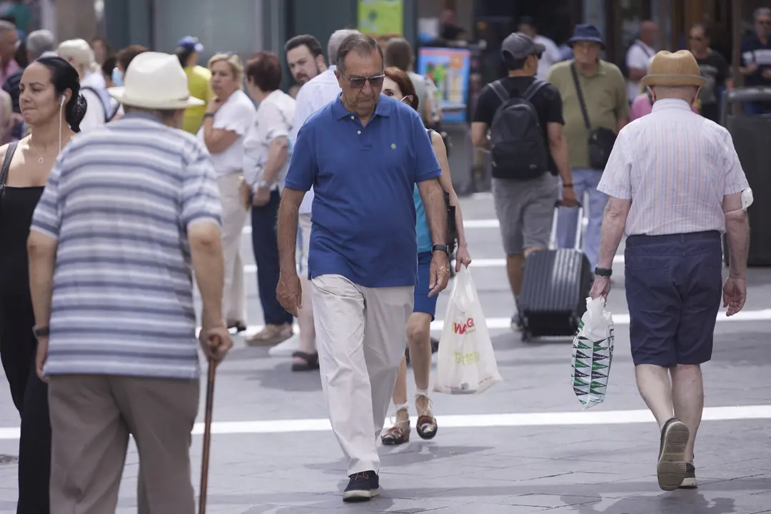Un hombre caminando por la Plaza de la Campana, a 21 de junio de 2022 en Sevilla (Andaluc&iacute;a, Espa&ntilde;a)