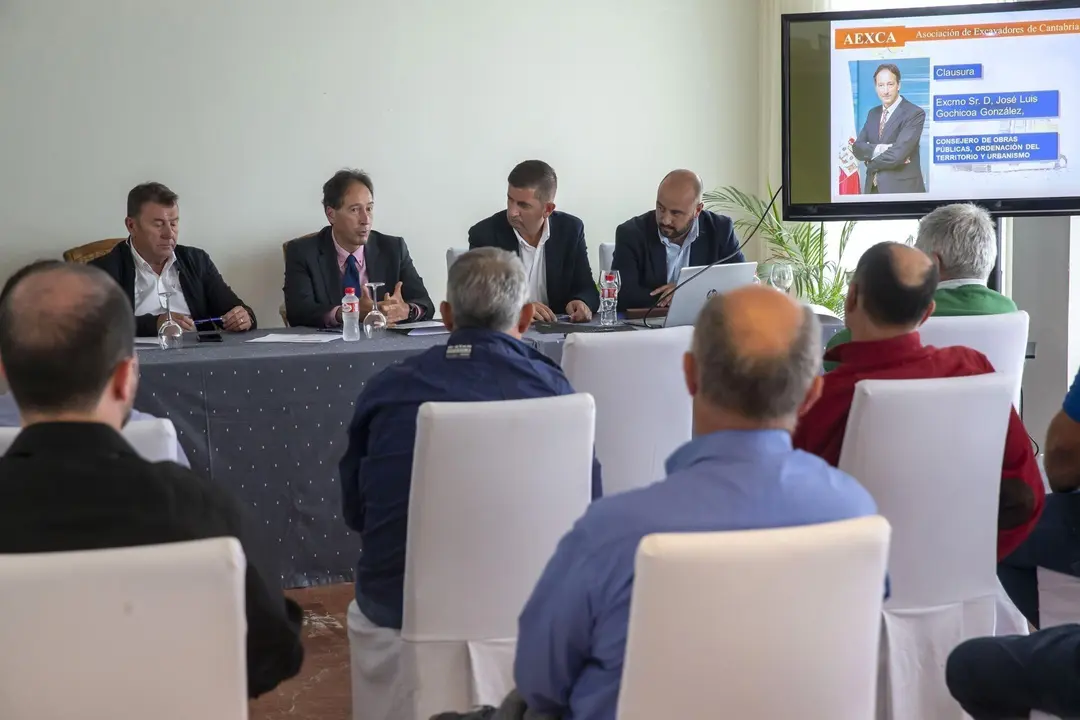 14:00 horas. Hotel Milagros Golf, Mogro
El consejero de Obras P&uacute;blicas, Ordenaci&oacute;n del Territorio y Urbanismo, Jos&eacute; Luis
Gochicoa, clausura la asamblea de la Asociaci&oacute;n de Excavadores. 07 OCTUBRE 2022 &copy; Miguel de la Parra