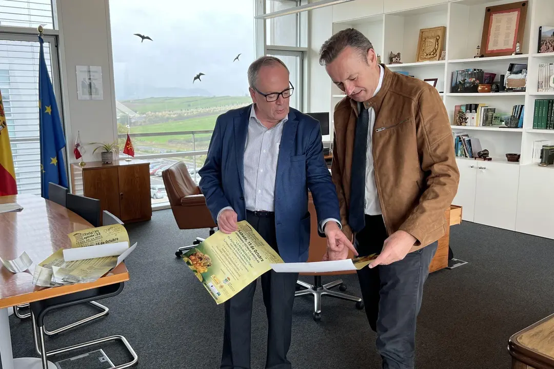 11:30 horas
 
Despacho del consejero
 
El consejero de Desarrollo Rural, Ganader&iacute;a, Pesca, Alimentaci&oacute;n y Medio Ambiente, Guillermo Blanco, presenta el cartel de la feria ap&iacute;cola de Campoo de Yuso. 07 OCTUBRE 2022 &copy; Oficina de comunicaci&oacute;n