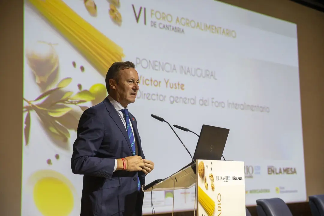 09:30 horas. Sal&oacute;n de Actos de la Universidad Europea del Atl&aacute;ntico
El consejero de Desarrollo Rural, Ganader&iacute;a, Pesca, Alimentaci&oacute;n y Medio
Ambiente, Guillermo Blanco, inaugura el VI Foro Agroalimentario de Cantabria.11 OCTUBRE 2022 &copy; Miguel De la Parra