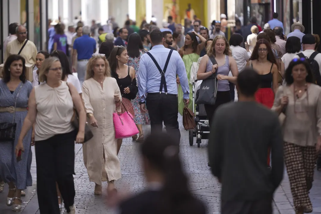 Detalle del flujo de personas por la calle Vel&aacute;zquez de Sevilla, a 21 de junio de 2022 en Sevilla (Andaluc&iacute;a, Espa&ntilde;a)