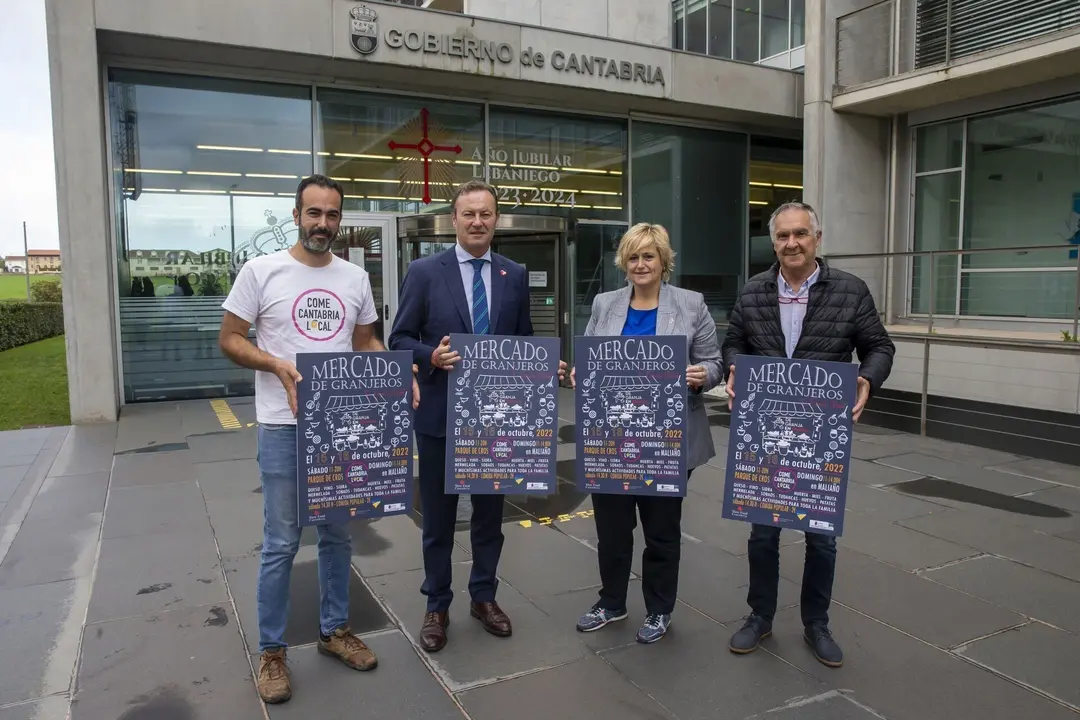 12:30 horas. Despacho del consejero de Desarrollo Rural, Ganader&iacute;a, Pesca, Alimentaci&oacute;n y Medio Ambiente
El consejero de Desarrollo Rural, Ganader&iacute;a, Pesca, Alimentaci&oacute;n y Medio Ambiente, Guillermo Blanco, presenta el cartel del Mercado de Granjeros de la red &lsquo;De Granja en Granja&rsquo;. 11 OCTUBRE 2022 &copy; Miguel De la Parra