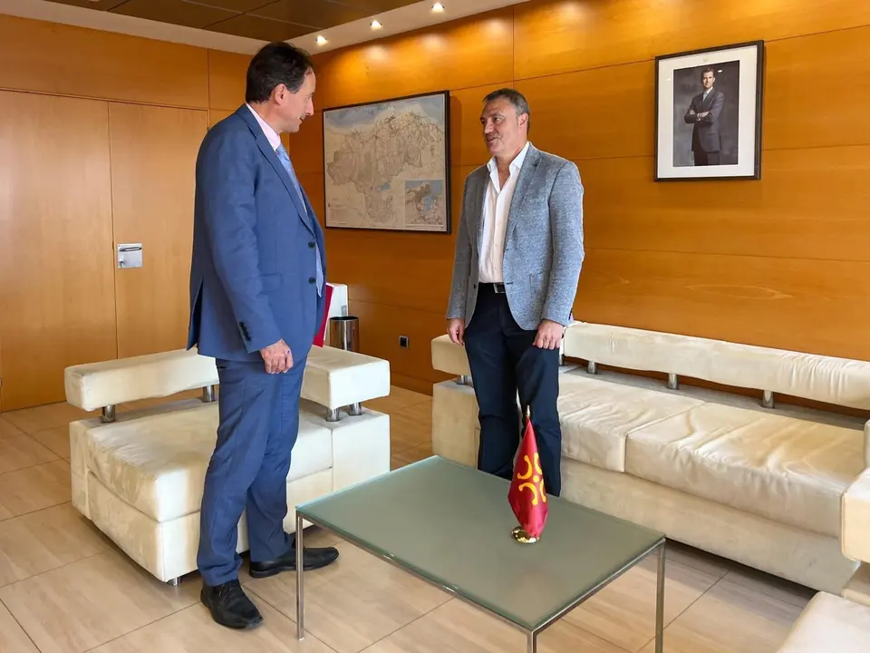 10:30 horas. Despacho del consejero de Obras P&uacute;blicas, Ordenaci&oacute;n del Territorio y Urbanismo. El consejero de Obras P&uacute;blicas, Ordenaci&oacute;n del Territorio y Urbanismo, Jos&eacute; Luis Gochicoa, se re&uacute;ne con el alcalde de Ruesga, Jes&uacute;s Ram&oacute;n Ochoa.