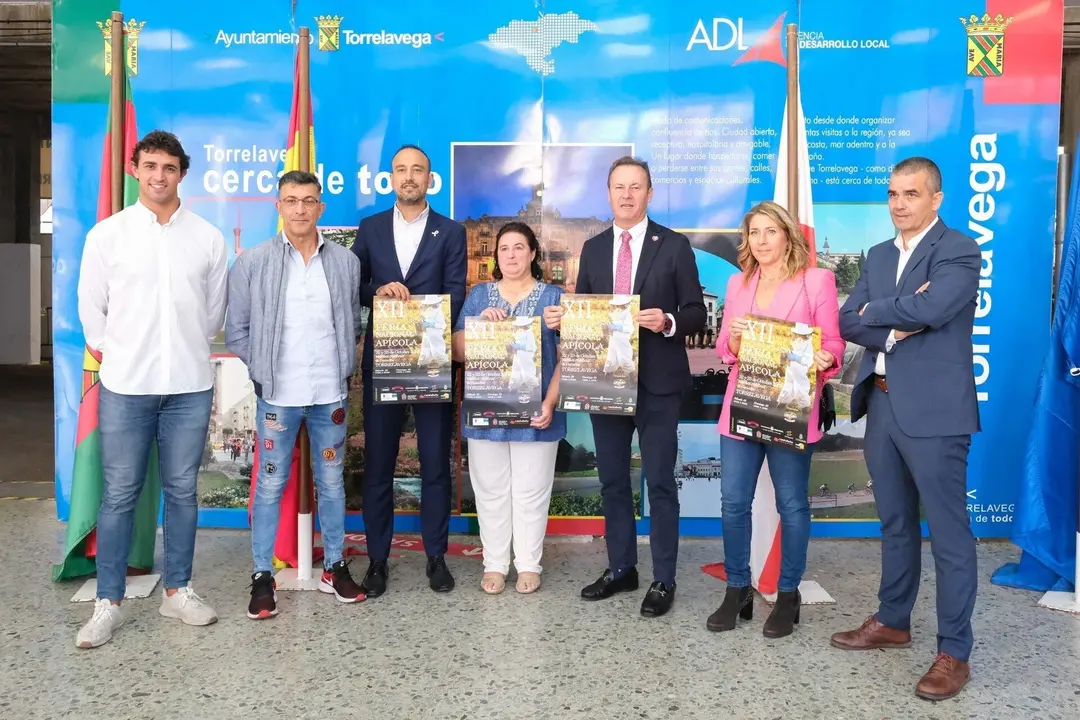 10:45 horas Mercado Nacional de Ganados de Torrelavega. El consejero de Desarrollo Rural, Ganader&iacute;a, Pesca, Alimentaci&oacute;n y Medio Ambiente, Guillermo Blanco, presenta el cartel de la XI Feria Nacional Ap&iacute;cola de Cantabria. 20 de octubre de 2022 &copy; Ra&uacute;l Lucio