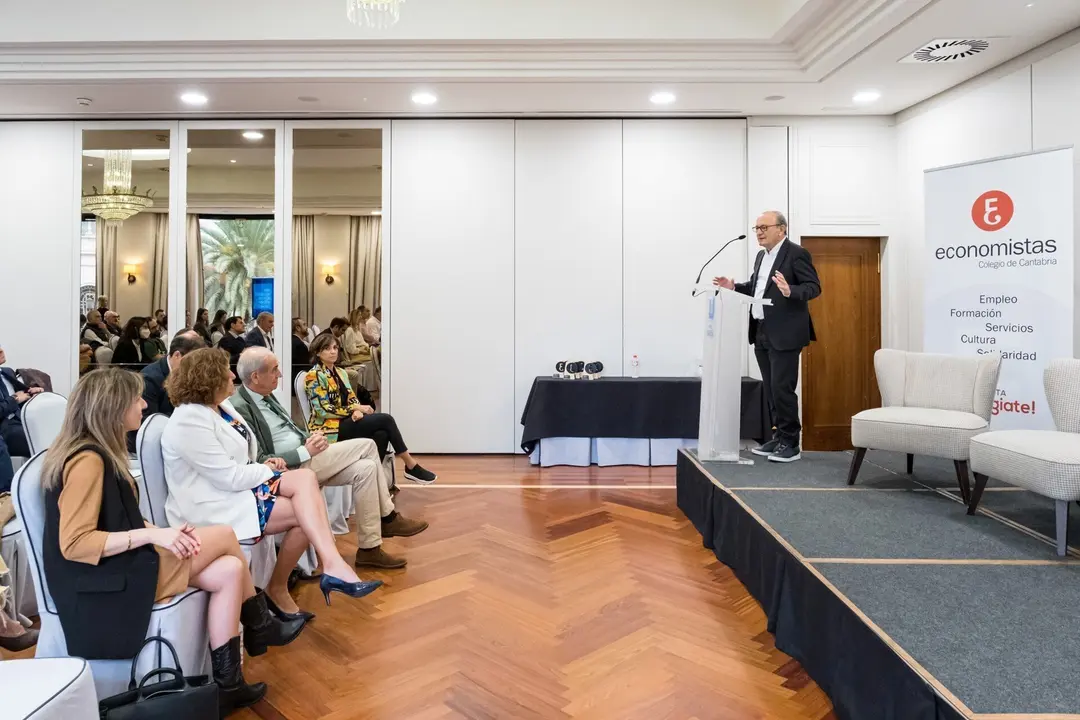 13:30 horas. Hotel Bah&iacute;a de Santander. El consejero de Industria, Turismo. Innovaci&oacute;n, Transporte y Comercio, Javier L&oacute;pez Marcano, clausura la jornada sobre sobre la inteligencia artificial aplicada a la salud. 21 de octubre de 2022 &copy; Ra&uacute;l Lucio