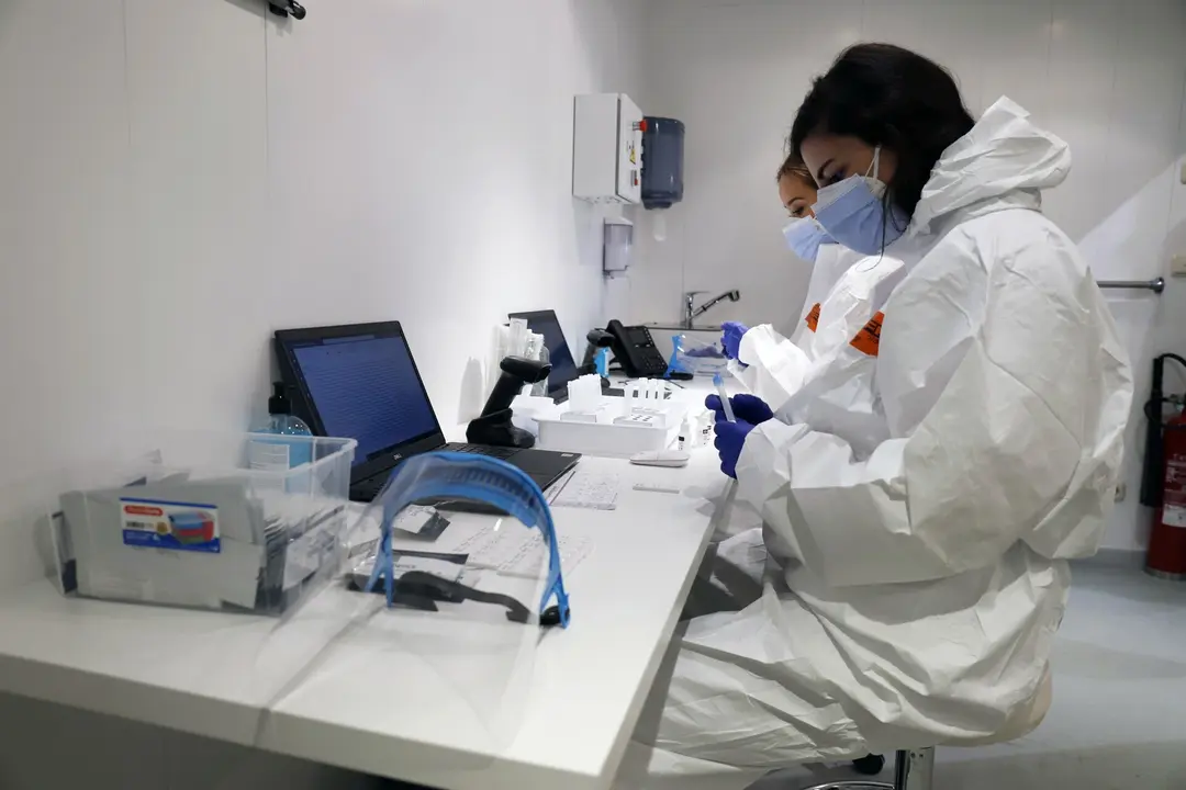 MLG 27-11-2020.-Vistas del interior de uno de los camiones que recorrer&aacute;n Andaluc&iacute;a con equipos m&oacute;viles para hacer pruebas del covid, donde est&aacute; previsto realizar 700 pruebas de PCR al d&iacute;a, en la imagen dos sanitarias manipulan dichos test.-&Aacute;LEX ZEA.