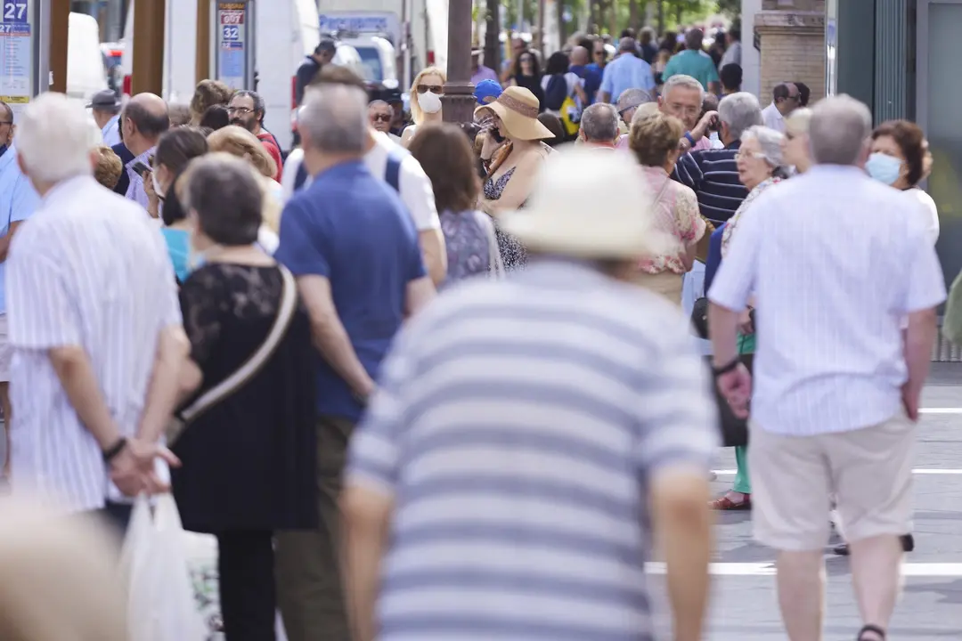 Detalle de gente en las calles, a 21 de junio de 2022 en Sevilla (Andaluc&iacute;a, Espa&ntilde;a)